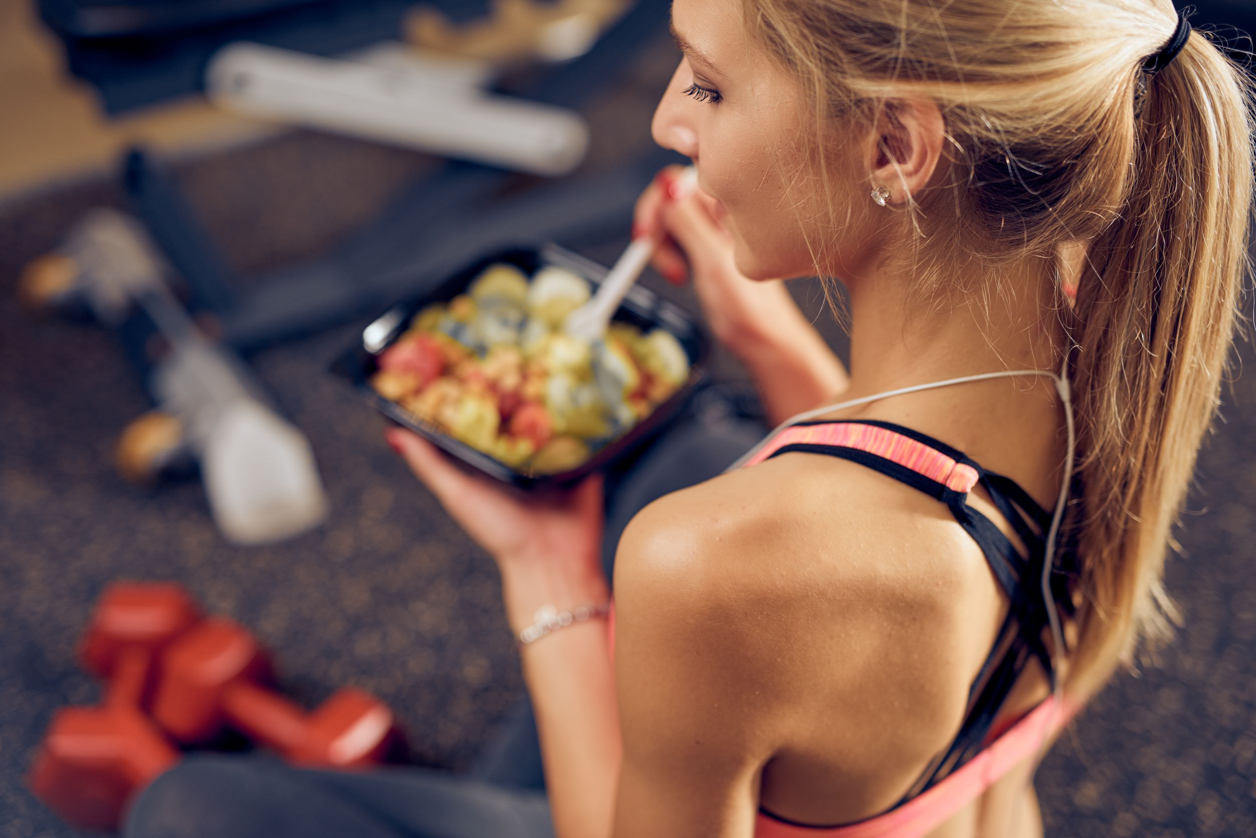 Ist Muskelaufbau ohne Kalorienüberschuss möglich? (4 Fakten)